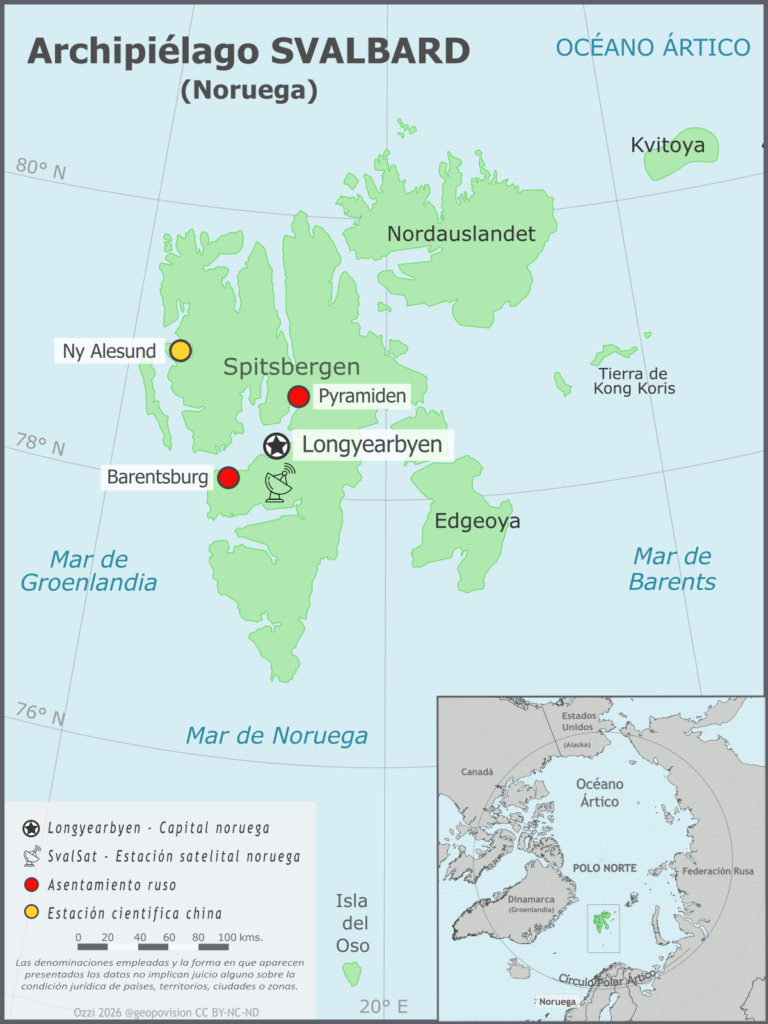 Mapa detallado del archipiélago de Svalbard, Noruega, mostrando Longyearbyen, Barentsburg, Pyramiden, Ny-Ålesund y la estación satelital SvalSat.